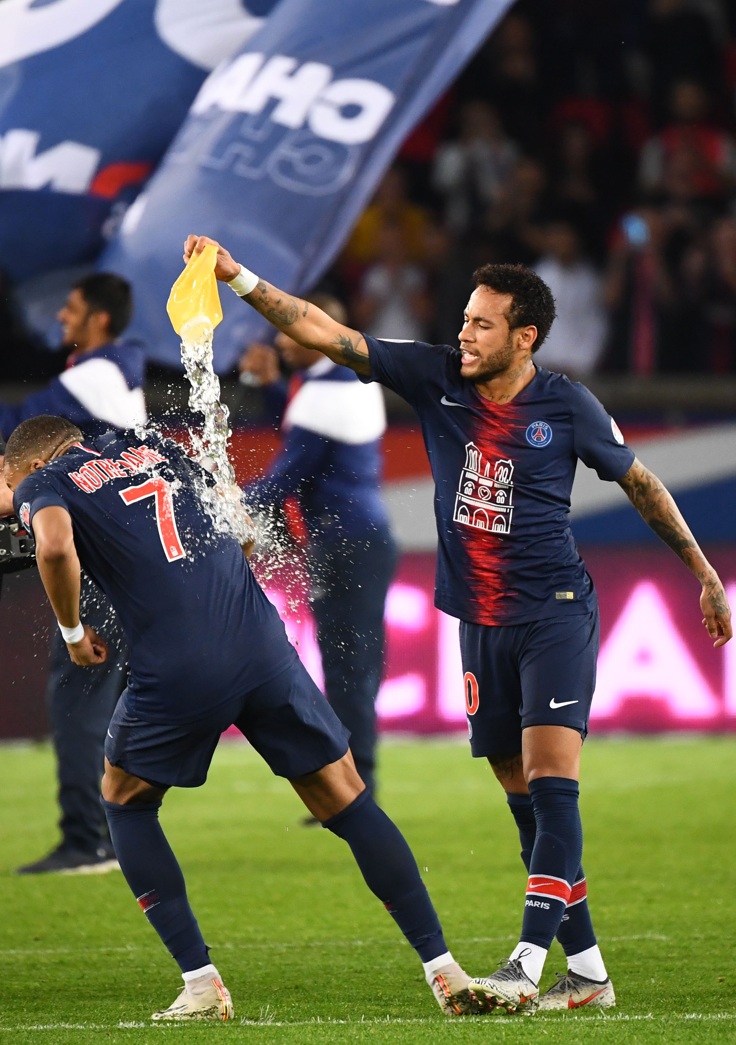 足坛年度十大新闻出炉，各界议论不断