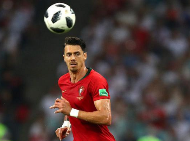 曼联英超15轮4-1胜狼队，近3轮不败，B费2射1传，助球队冲至第六，有望重返欧冠区。（英超第15轮：曼联4-1击退狼队，B费梅开二度+助攻，近3轮不败升至第六，剑指欧冠区）